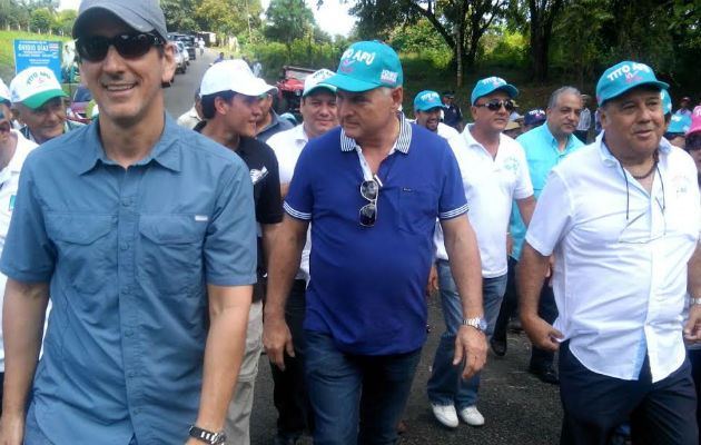 El expresidente Martinelli acompaña a Tito Afú en las elecciones. Foto/Jason Morales
