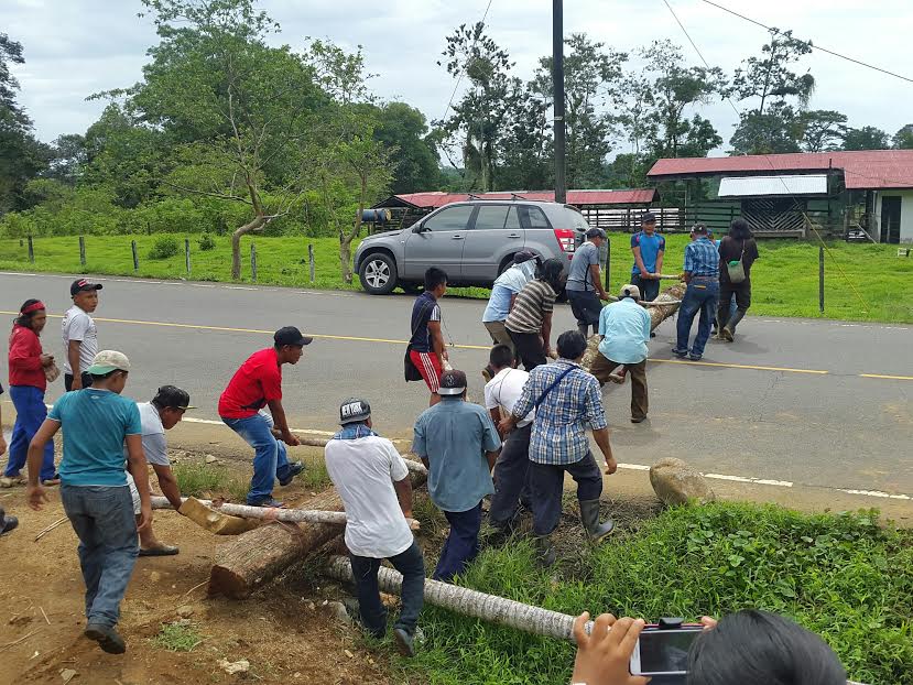 Indígenas cierran la vía en Gualaquita, Chiriquí Grande - Panamá América