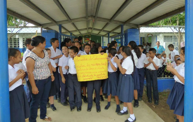Padres de familia de Boca de Parita amenazan con paralización - Panamá América