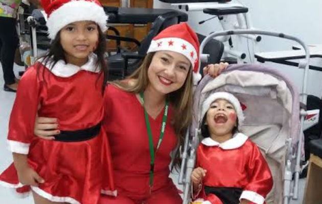 Niños felices en fiesta de Navidad de fisioterapeutas en Bocas del ... - Panamá América