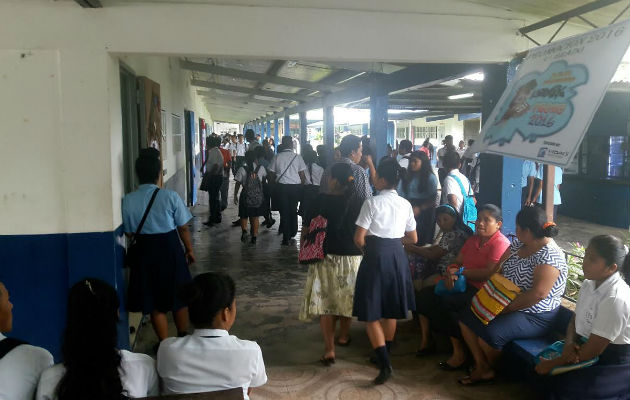 Gran cantidad de estudiantes inician reválida en Changuinola - Panamá América