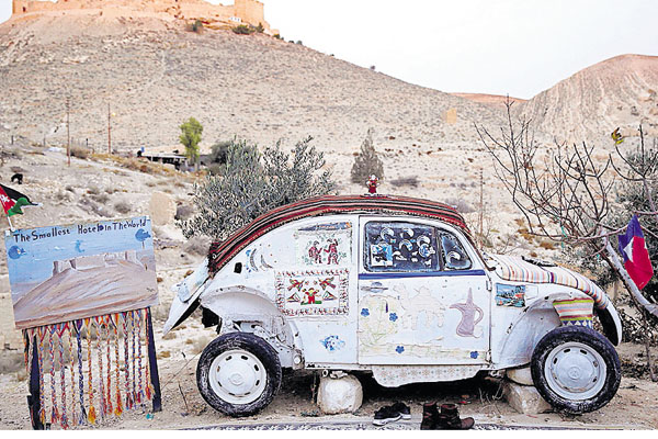 2.  Un antiguo automóvil Volkswagen Escarabajo, en Al Jaya (Jordania), es un hotel que puede alojar a dos personas.