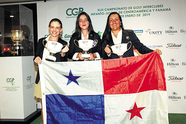 Campeonas: Aitana Pousa (izq.), Carla Álvarez (centro) y María Cossio (izq.) al momento de recibir la copa que las acredita como campeonas centroamericanas en la categoría de los 15-18 años femenino. Acumularon 945 golpes, Guatemala fue segundo con 993.