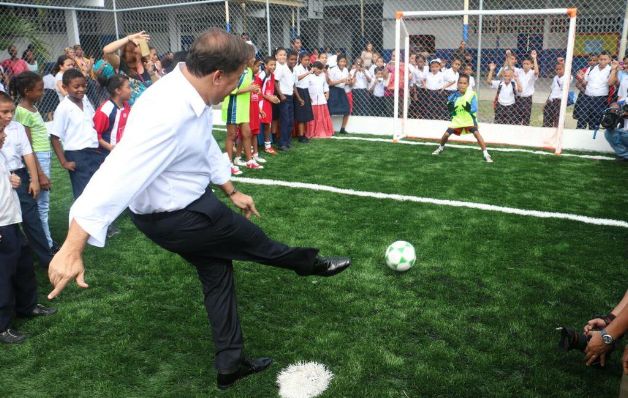 Juan C. Varela inaugura una cancha en el 2015, mientras que en un recuadro está  Rodolfo Estripeut (arriba) y Pedro  Vallarino (abajo). / Cortesía 