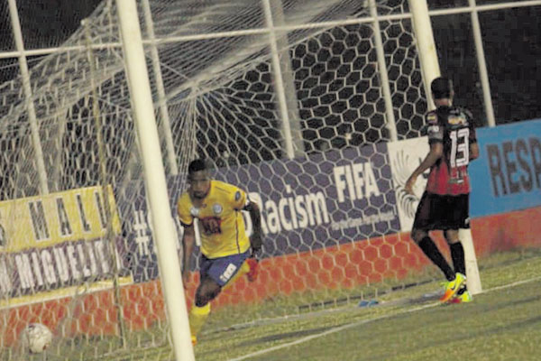 Sergio Moreno, de Universitario, festeja uno de sus goles. /Foto Anayansi Gamez