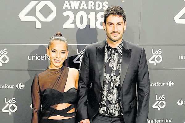 El cantante Melendi, junto a Julia Nakamatsu. 