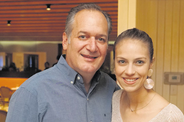 6. Roger González y Heidy de González.