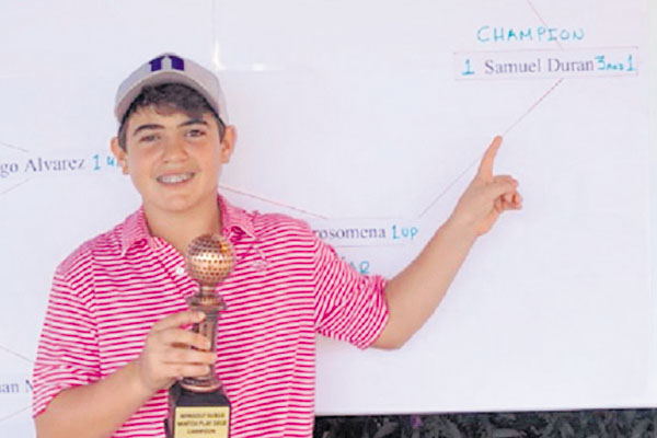 6. Samuel Durán posa con su premio del Match Play 2018