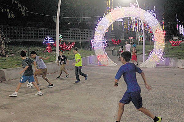 Niños jugando en el Parque Andrés Bello. /Foto Víctor Arosemena