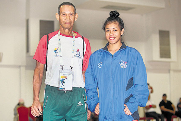 Vargas, acompañada de su entrenador Segundo Olmedo.