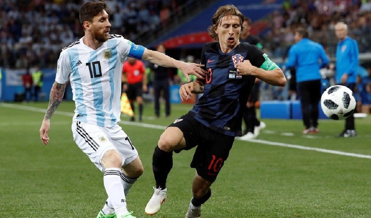 Lionl Messi ante Luka Modric durante un partido del mundial Rusia 2018 que ganaron los europeos. /Foto EFE