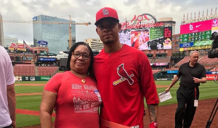 Edmundo junto a su mamá.