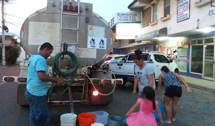 Cuando hay crisis por daños en las potabilizadoras o daños en tuberías, el paliativo es enviar algunos carros cisterna. /Foto: Panamá América