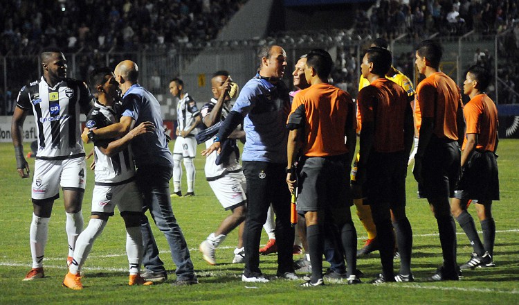 Al final del partido, los ánimos se caldearon porque los jugadores del Tauro le fueron a reclamar a López. EFE