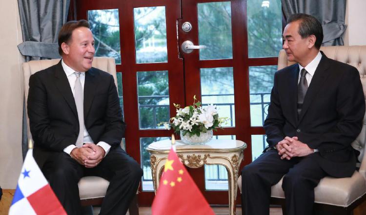 El ministro de Relaciones Exteriores de China, Wang Yi, reunido con el presidente de Panamá, Juan Carlos Varela. /Foto de archivo