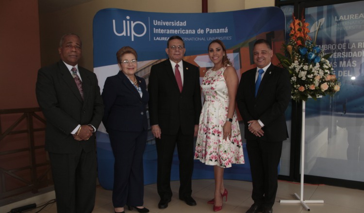 1. Ricardo Mc Pherson, Mercedes Espino de Arosemena, Stanley Muschett, Suzanne Sáez y Virgilio Sousa Valdés. AV 333473