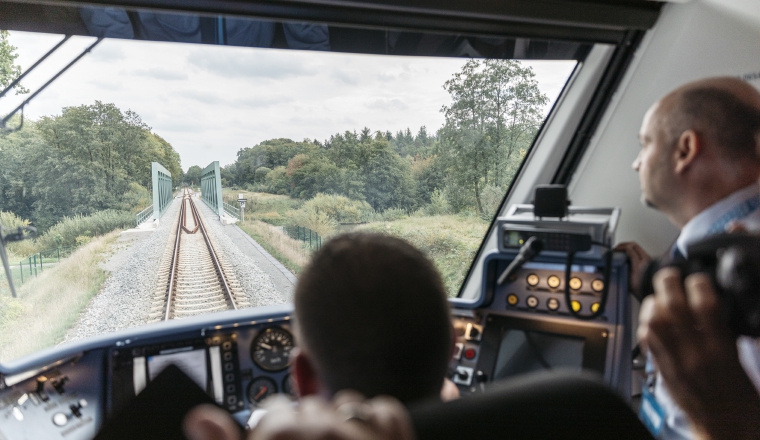 Políticos y autoridades locales en la cabina del tren de hidrógeno.