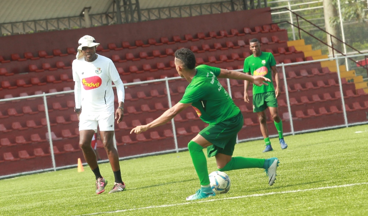 Jorge Dely Valdés (izq.) entrena a la selección Sub-20 de Panamá. /Foto Anayansi Gamez