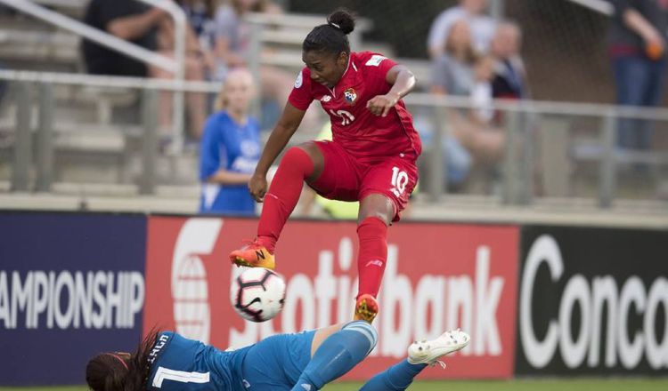 Marta Cox de Panamá salta ante la salida de la portera mexicana Cecilia Santiago. /Foto Tomada de Concacaf