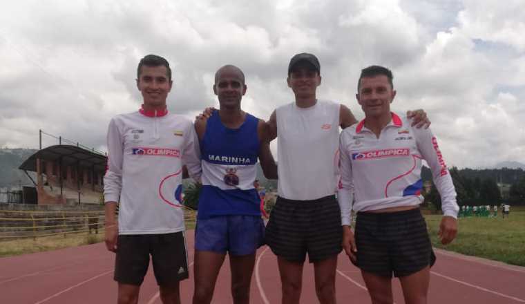 Compartiendo con fondistas de otros países en Colombia. /Foto Cortesía