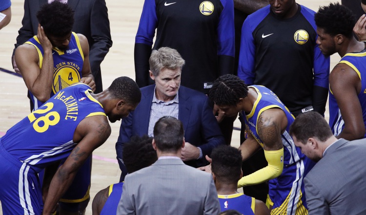 Steve Kerr, técnico de los Warriors (cent.), espera ganar el título en la temporada que está por iniciarse. /Foto AP