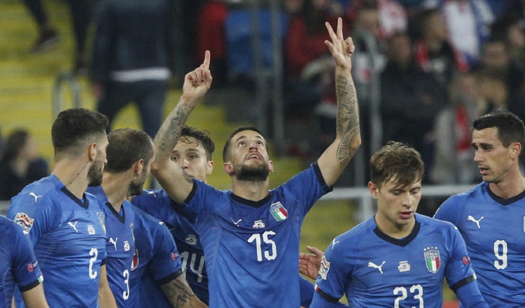 Cristiano Biraghi (15) anotó el gol italiano. /Foto AP