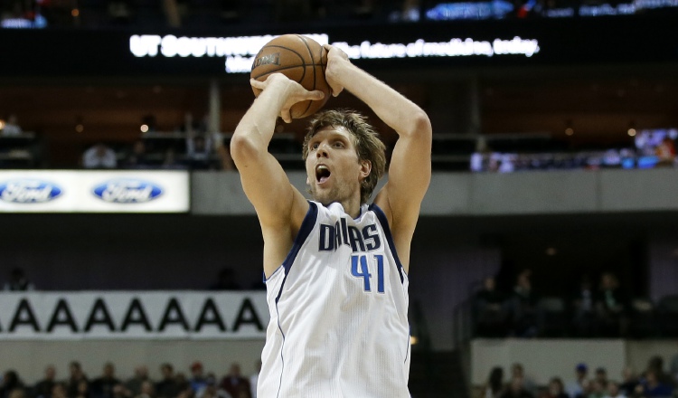 Nowitzki lleva 21 temporadas. /Foto AP