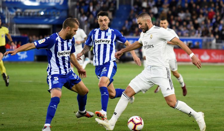 Benzema (d) viene de una lesión en los isquiotibiales. /Foto EFE
