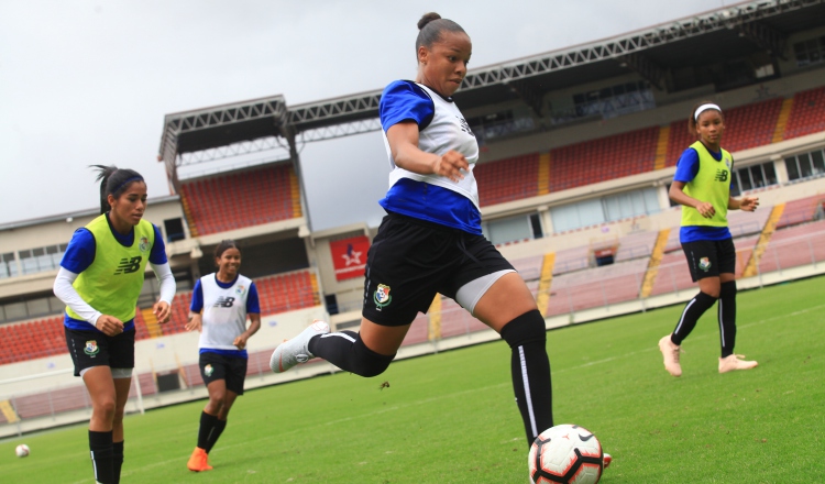 Yomira Pinzón despeja el balón durante los entrenamientos del seleccionado femenino. /Foto Anayansi Gamez