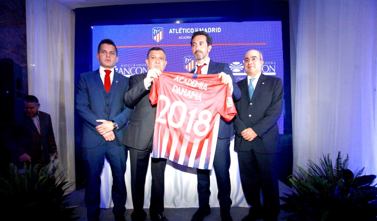 En el orden usual, Tobías Enrique Carrero, Tobías Carrero Nacar, Emilio Gutiérrez y Francisco Arias presentan la camiseta de la escuela. /Foto Anayansi Gamez 