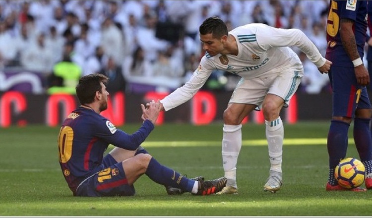 Messi y Cristiano Ronaldo en uno de sus clásicos. Foto:AP