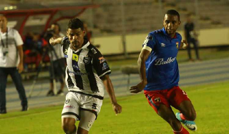 Tauro y Plaza Amador empataron a cero goles anoche en el clásico. /Foto Anayansi Gamez