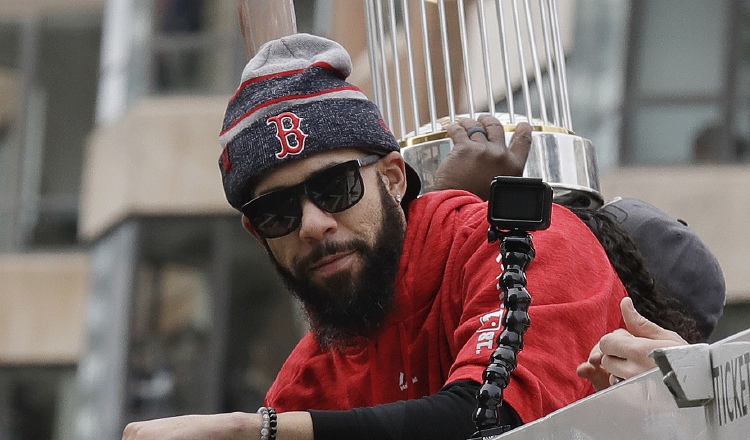 David Price festeja el título con la afición. /Foto AP