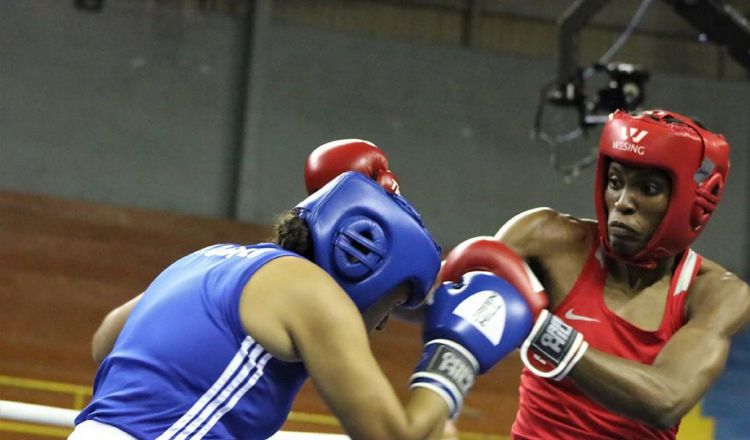 En la final, Bylon (d) puso como estrategia llevar la pelea al límite y ganar en puntos. Aso. /Foto Costarricense de Boxeo