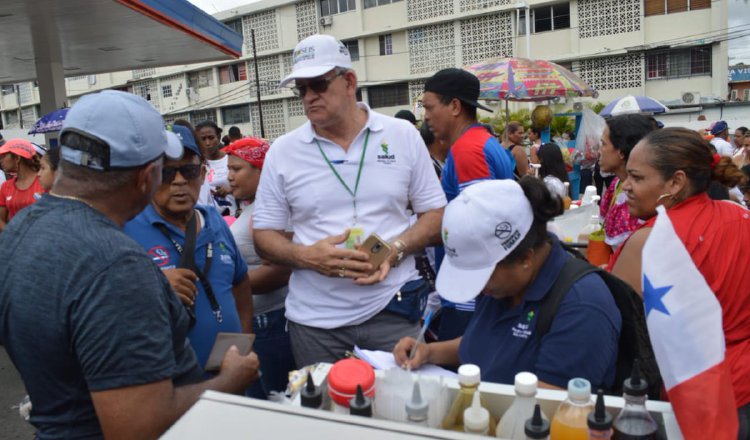 En San Miguelito se han   hecho revisiones de carnés de salud y  puestos de comida para evitar malestares por mal manejo de alimentos. /Foto: Cortesía