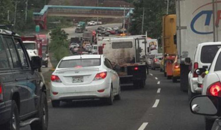 La cantidad de vehículos que se mueven en la Transístmica es grande. Foto: Panamá América