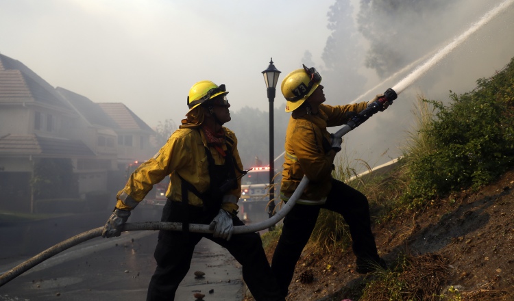 Buscan recursos extraordinarios para enfrentar el fuego. EFE