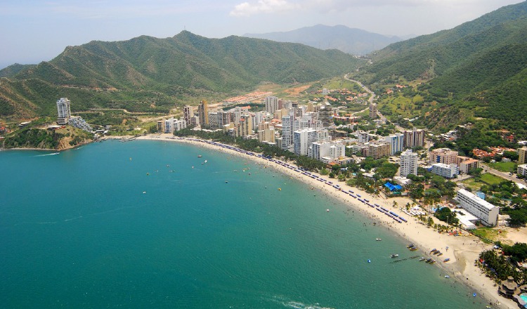 La playa El Rodadero está ubicada a 10 minutos de la ciudad de Santa Marta, lo que la hace muy accesible al público.