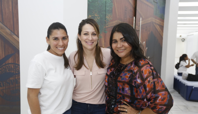 2. Itzel Lombardo de Niño, Adriana Paredes de Carles y Yasmeira M. Arenas T. 