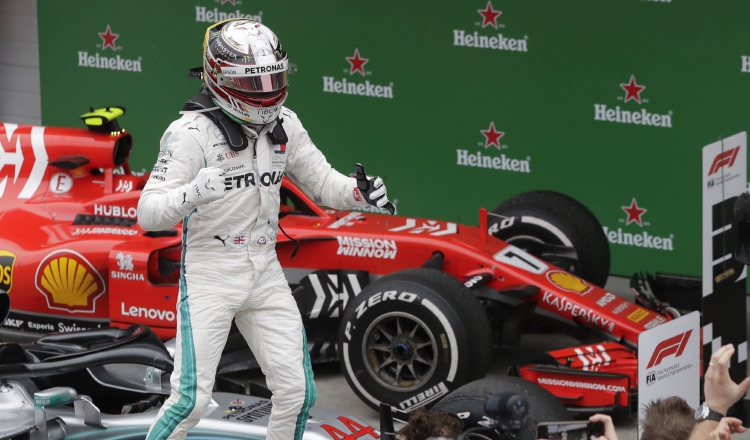 Lewis Hamilton festeja su triunfo. /Foto AP