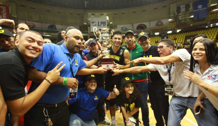 2.  Eugenio Luzcando con la copa de campeón en LPB. /Foto Anayansi Gamez