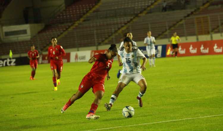 Yomira Pinzón  de Panamá (5) conduce el balón ante la marca de la argentina Miriam Mayorga (15).  /Foto Anayansi Gamez