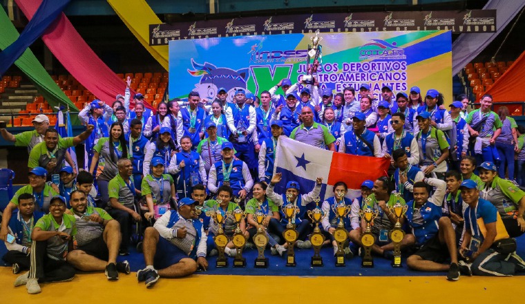 Los deportistas panameños celebran, luego de haber obtenido el primer lugar.