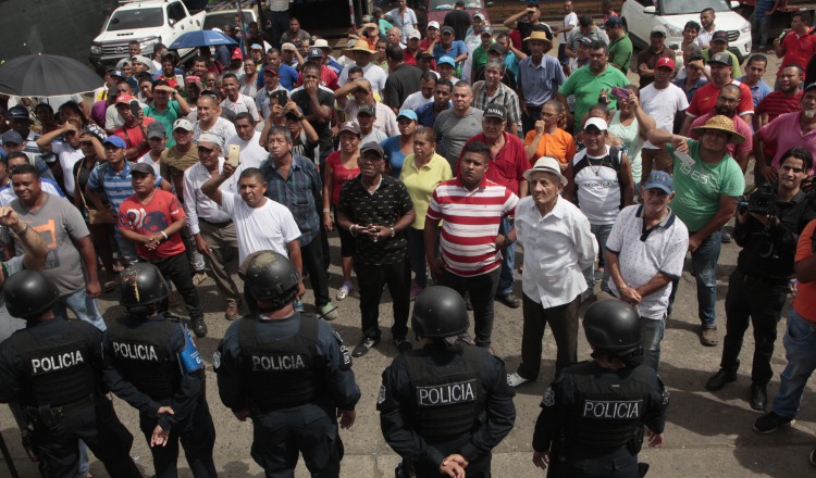 Unidades de Control de Multitudes (UCM) fueron enviadas a la protesta en el Mercado de Abastos. /Foto Víctor Arosemena