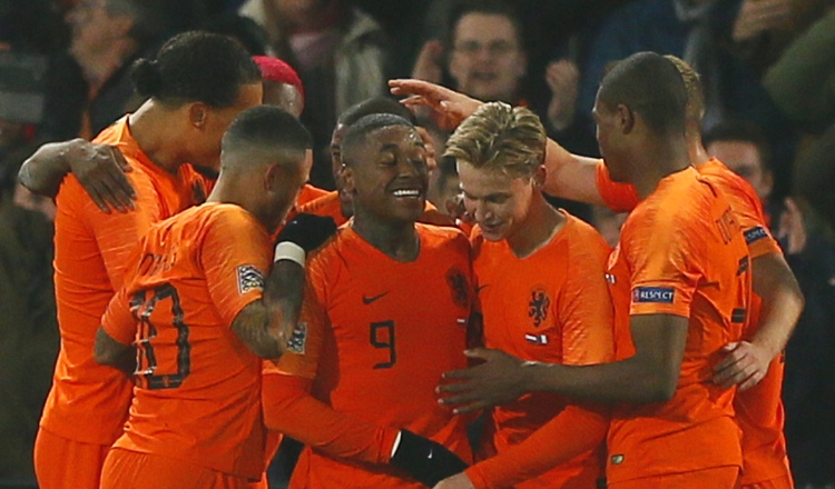 Jugadores de Holanda festejan. AP