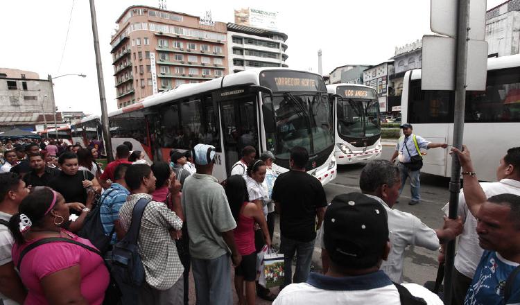 Justo para las fiestas de fin año se podrían dar problemas en el  transporte público. Archivo