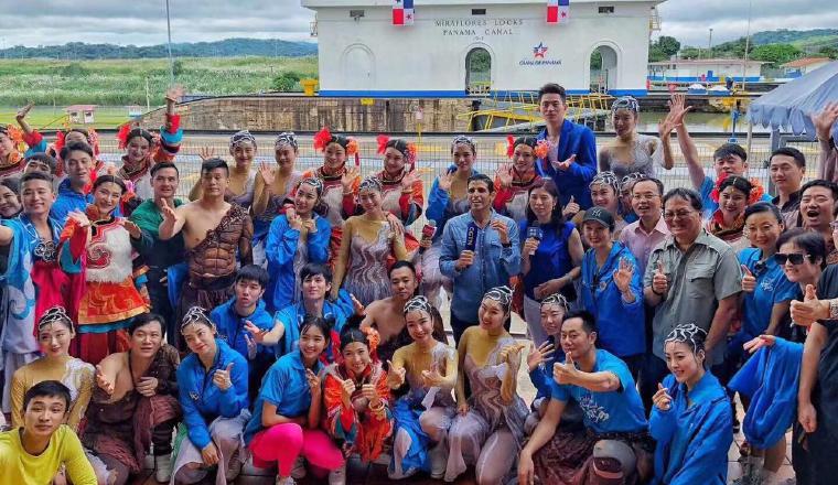 3. El elenco visitó el Canal de Panamá.