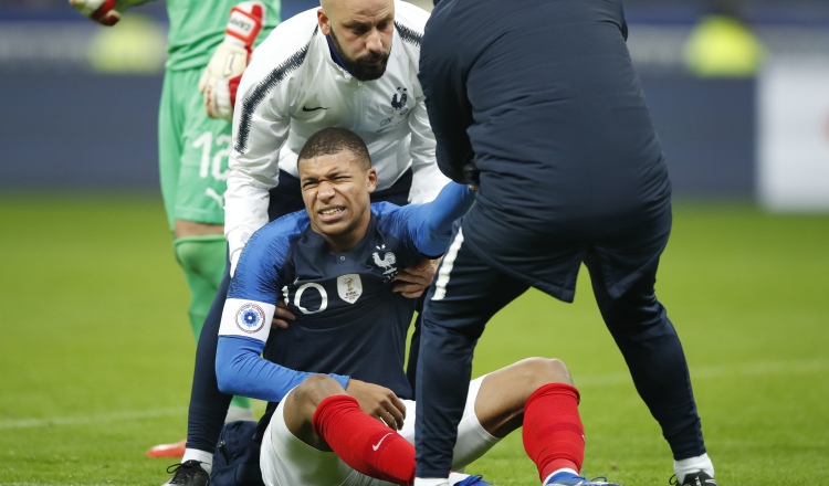 Kylian Mbappé manifiesta dolor. /Foto AP