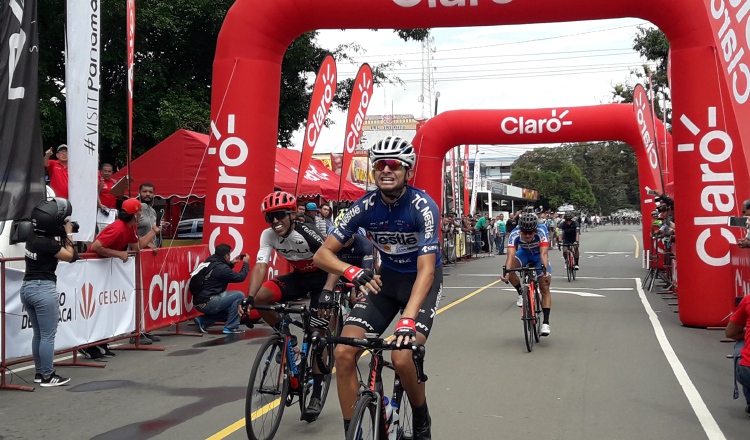 El tico  Daniel Bonilla celebra su victoria en la línea de meta de la Vuelta a Chiriquí. /Foto Mayra Madrid