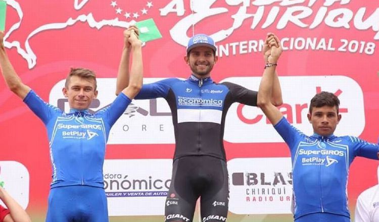 Didier Chaparro (izq.), líder del tour junto al tico Daniel Bonilla y el también colombiano Yuber Contreras. /Foto Fepaci